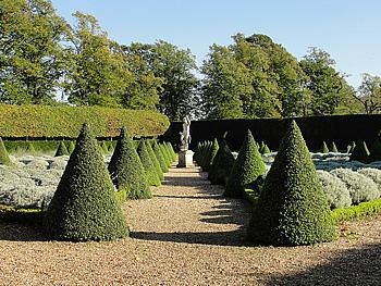 Um jardim formal, com arbustos perfeitamente geométricos exige bastante trabalho. Foto de  Maxwell Hamilton 