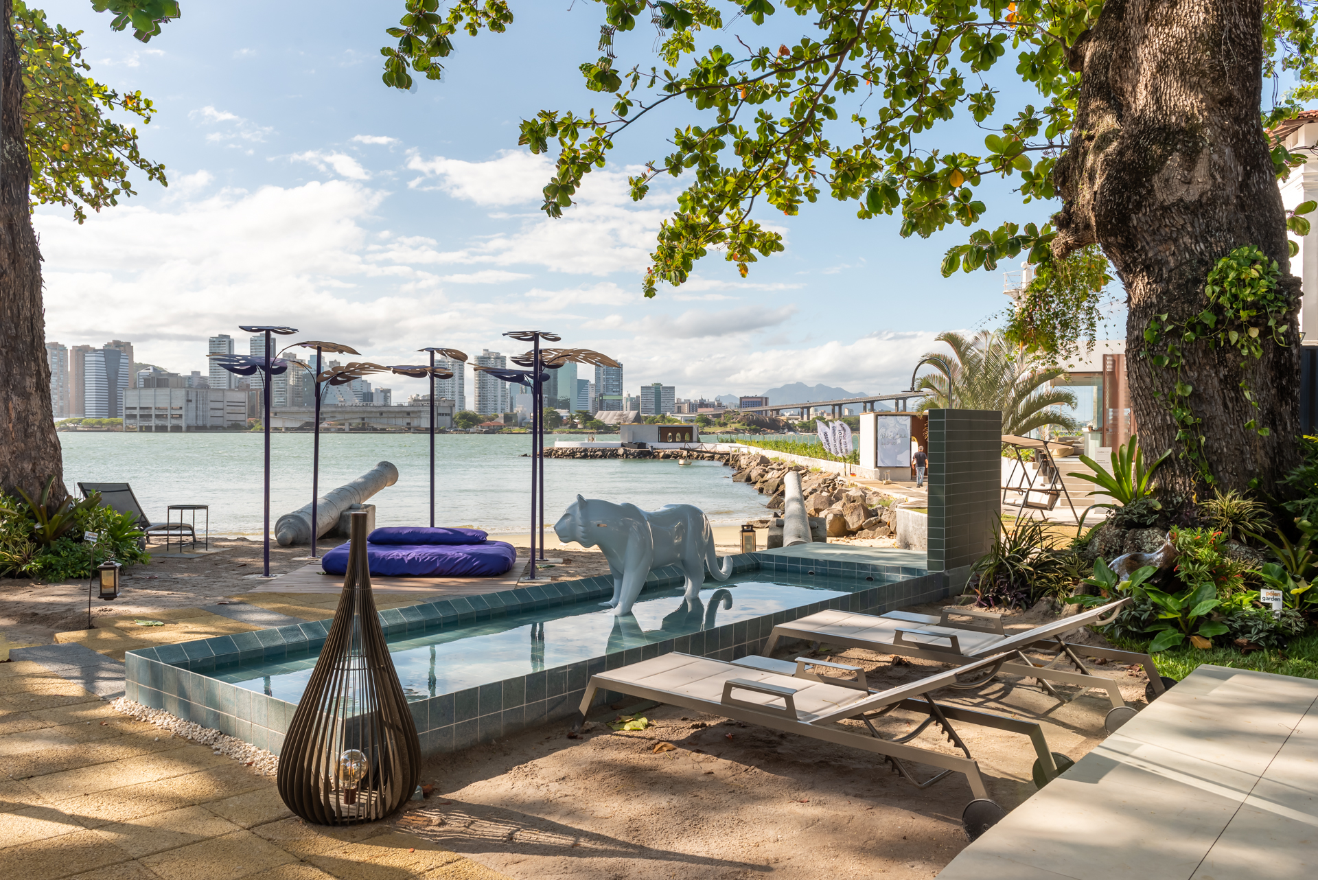 Vivyan Modesto Beach Club CASACOR Espírito Santo 2022 varanda externo banco arte jardim